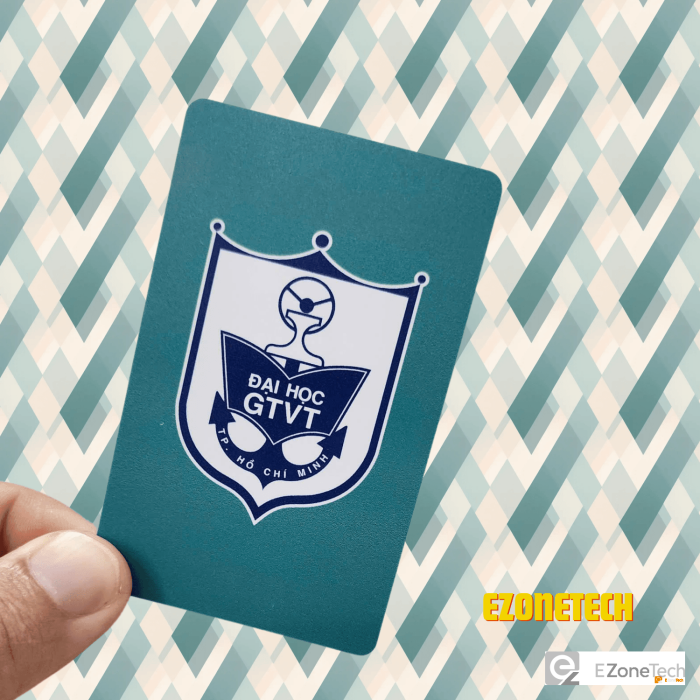 Thẻ PVC màu xanh in logo trường đại học