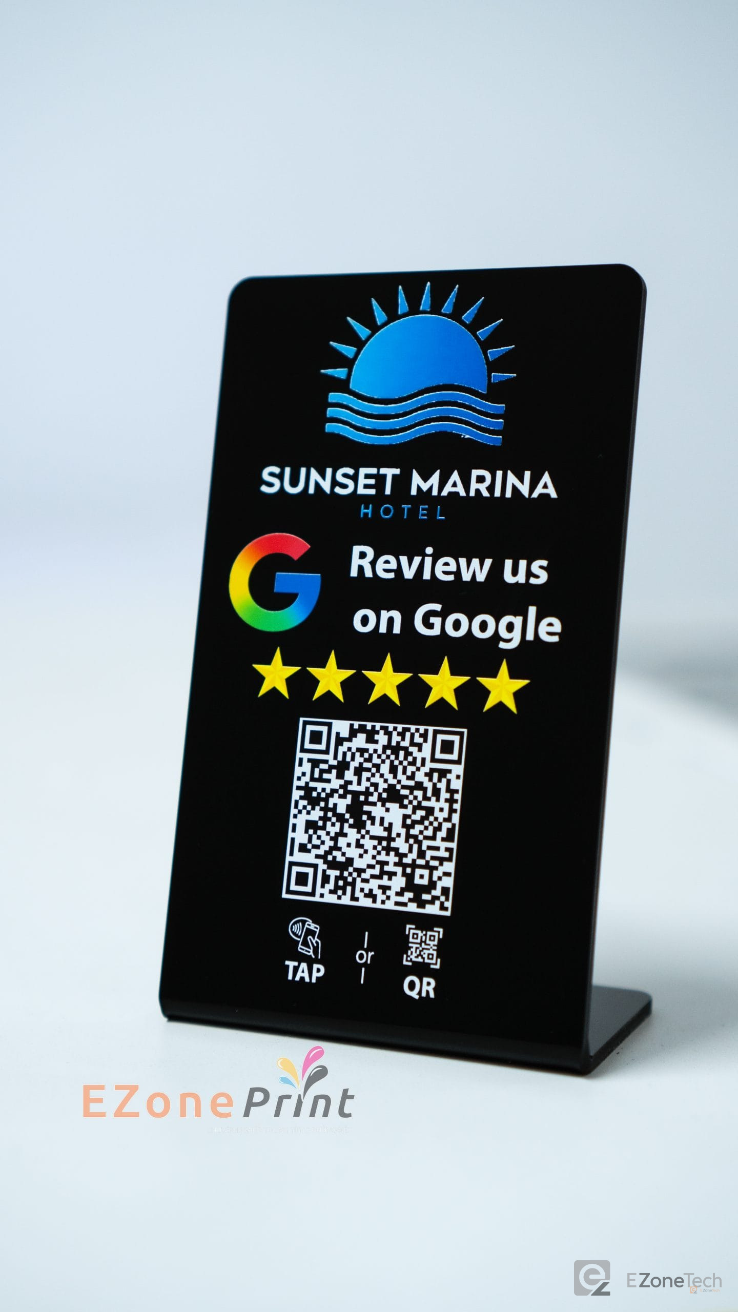 Minh hoạ stand review Google nền trắng trên kệ