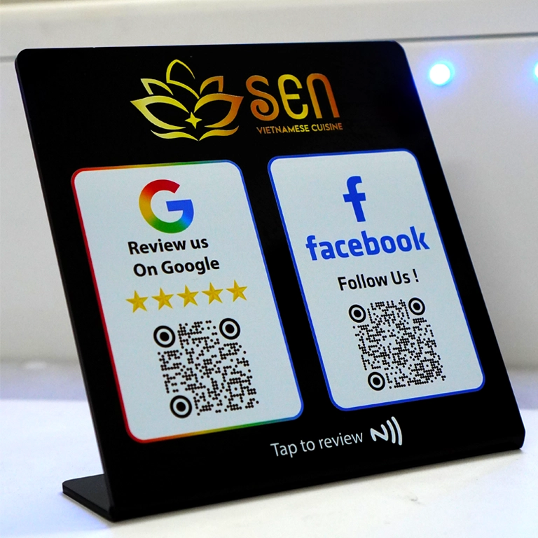 Minh hoạ stand review Google cạnh máy POS ở quầy thu ngân