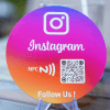 Bảng NFC Instagram tròn in UV có mã QR, đặt trên chân đế mica trong suốt
