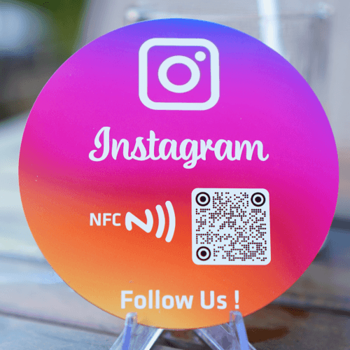 Bảng NFC Instagram tròn in UV có mã QR, đặt trên chân đế mica trong suốt