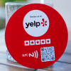 Bảng NFC Yelp tròn màu đỏ có mã QR và 5 ngôi sao đánh giá