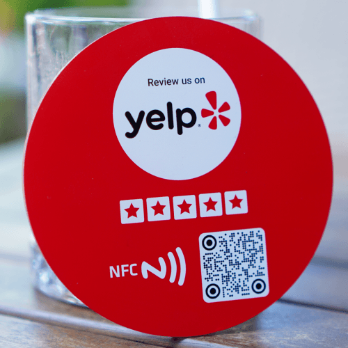Bảng NFC Yelp tròn màu đỏ có mã QR và 5 ngôi sao đánh giá