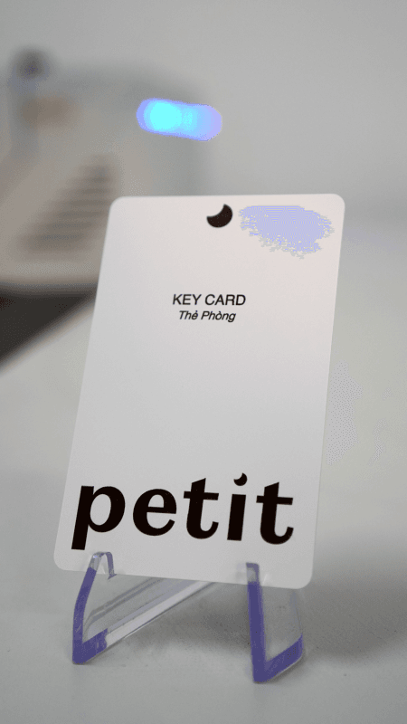 Thẻ phòng nhựa PVC nền trắng in logo đen, dựng trên chân đế mica