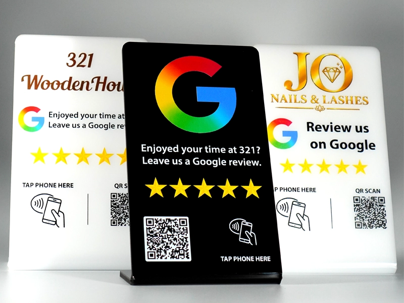 Stand review Google NFC đặt trên quầy thu ngân