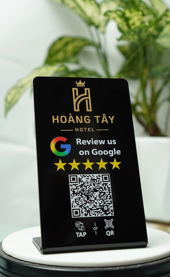 Stand review Google nền đen in logo Hoàng Tây