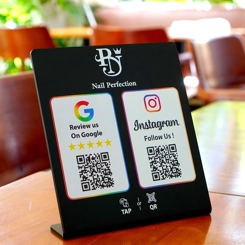 Stand review Google nền đen với lời mời đánh giá riêng và mã QR