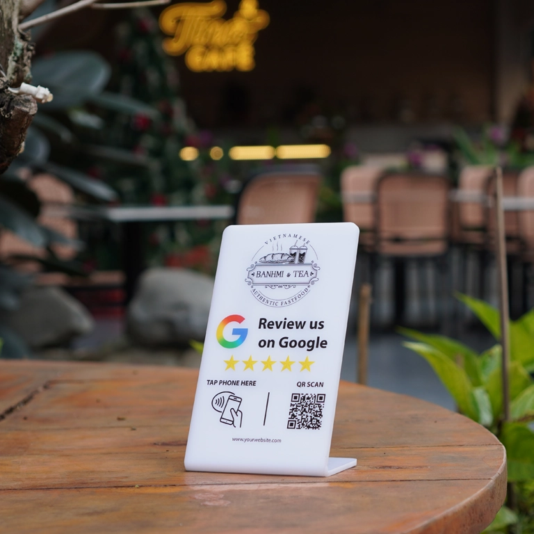 Minh hoạ stand review Google in logo tiệm nail trên quầy gỗ
