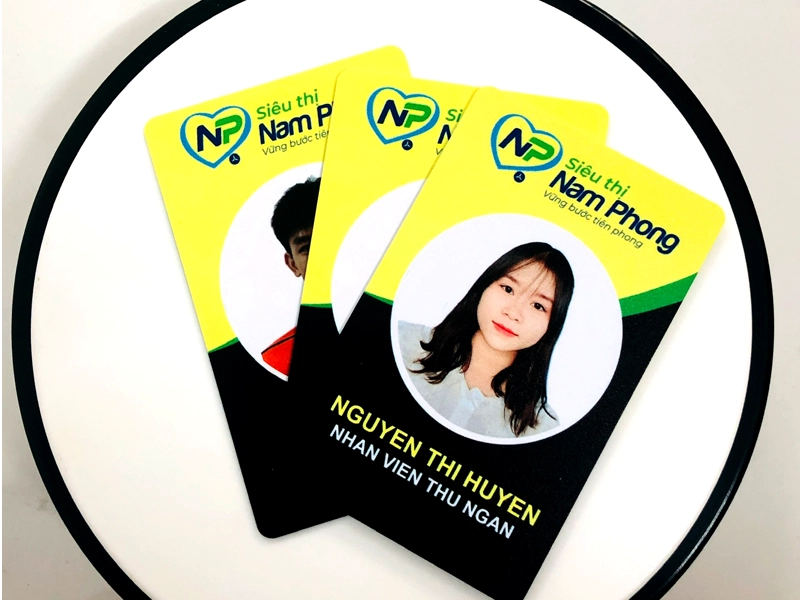 Name card NFC in logo doanh nghiệp chạm vào điện thoại