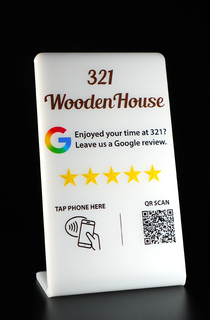 Stand review Google nền trắng in logo Wooden House, có mã QR và biểu tượng chạm NFC